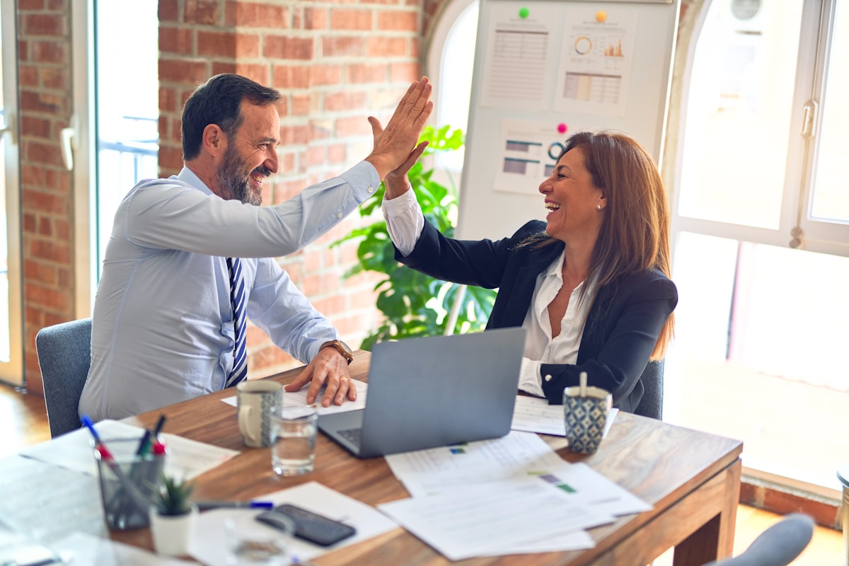 Profesional gestionando la base de clientes con el sistema CRM